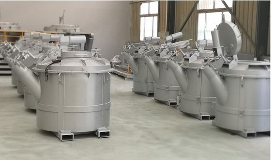 Температурные ковши для переноса расплавленного алюминия. Кромка ковша усилена сталью для оптимального контроля разлива.