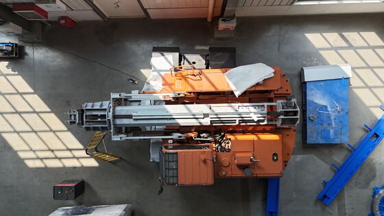 Полностью электрическое транспортное средство для обслуживания печей с интеллектуальным управлением для безопасной очистки и впрыска вращающегося потока