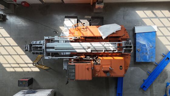 Полностью электрическое транспортное средство для обслуживания печей с интеллектуальным управлением для безопасной очистки и впрыска вращающегося потока