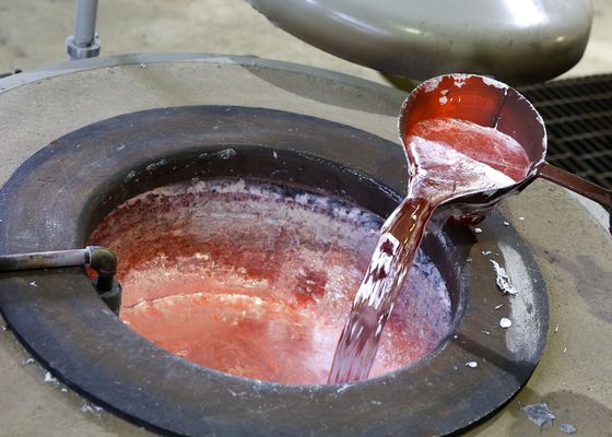 Электрическая печь серого цвета 2000KG для алюминиевого плавя держа полного сгорания